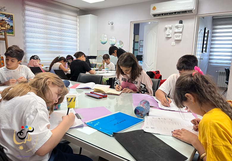 کلاس خوشنویسی کودکان