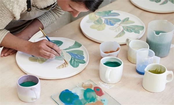 Painting on pottery